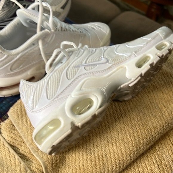Nike Air Max Plus Womens Triple White 2021 DM2362-100 Sz 7.5M No Box Excellent - Picture 4 of 14